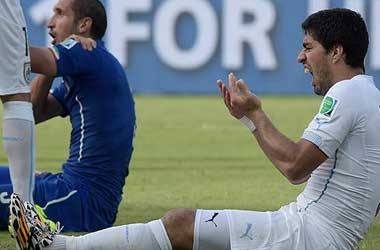 Luiz Surez bites Chiellini