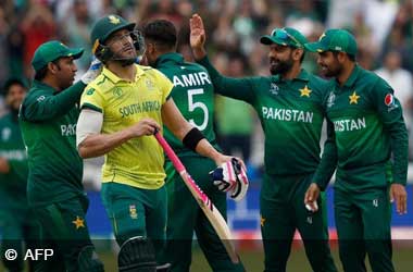 Faf du Plessis gets dismissed by Pakistan at ICC CWC 2019