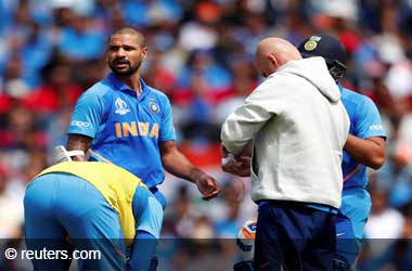 Shikhar Dhawan receives treatment vs Australia at CWC 2019